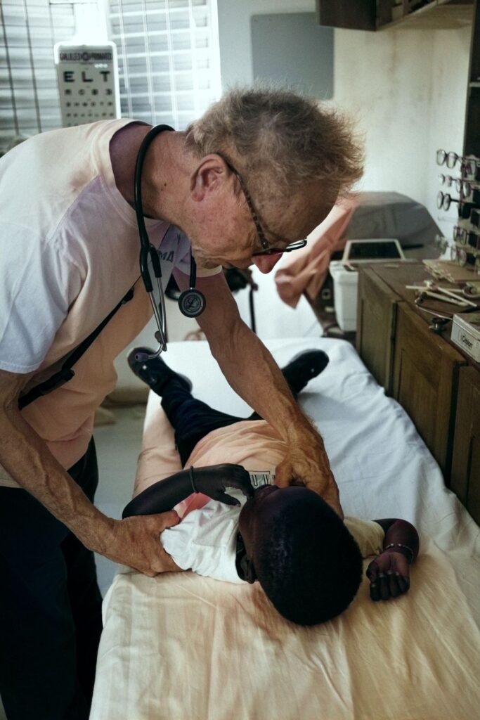 Il dottor Gllberto Fiegna, medico pediatra, visita un bambino durante l'ultima missione in Casamance